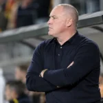 Fredrik Vanderbiest langs de zijlijn bij een dug-out van KV Mechelen.