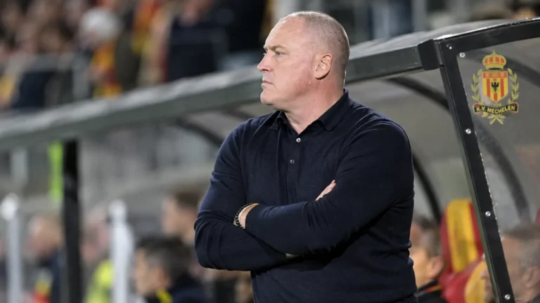 Fredrik Vanderbiest langs de zijlijn bij een dug-out van KV Mechelen.