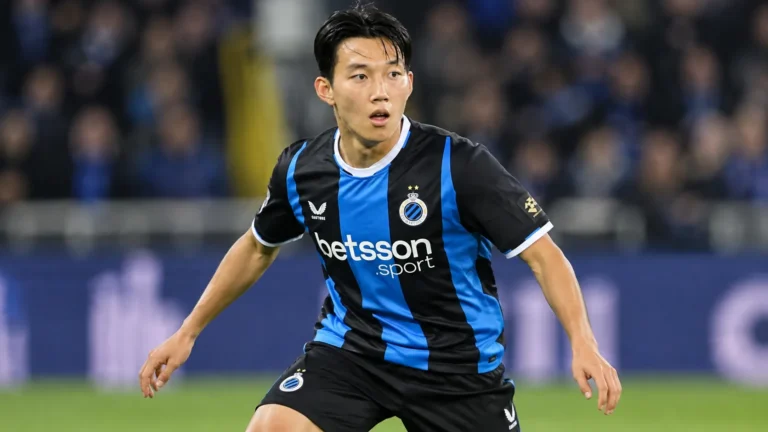 Lee Hanbeom van Club Brugge tijdens een verdedigende fase op het veld.