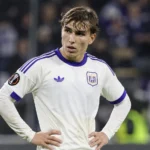 Mihajlo Cvetkovic in het shirt van Anderlecht op het veld.
