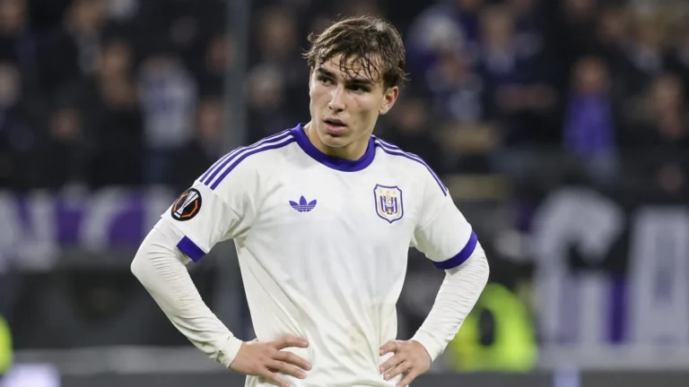 Mihajlo Cvetkovic in het shirt van Anderlecht op het veld.