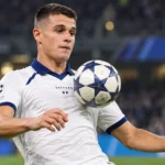 Nicolo Tresoldi van Club Brugge tijdens een Europese wedstrijd met de bal aan zijn voet.