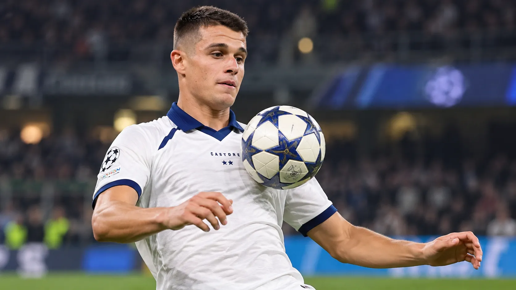 Nicolo Tresoldi van Club Brugge tijdens een Europese wedstrijd met de bal aan zijn voet.