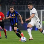 Nicolo Tresoldi in een wit wedstrijdtenue tijdens een Europees duel.