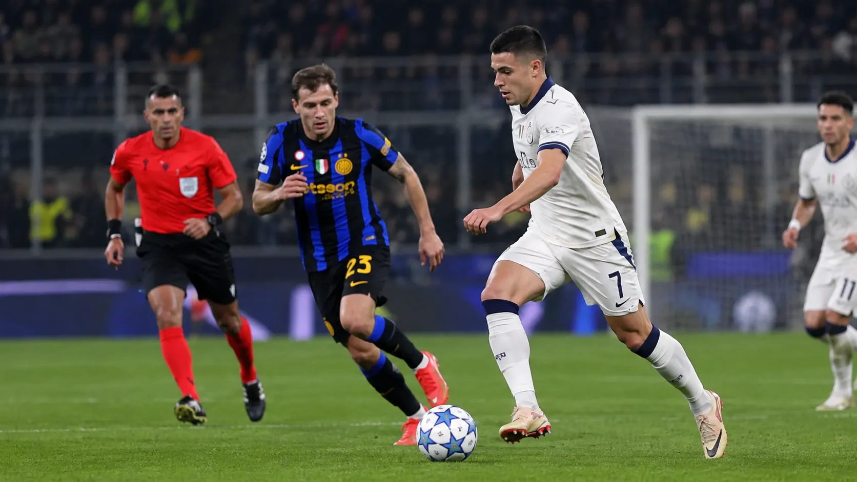 Nicolo Tresoldi in een wit wedstrijdtenue tijdens een Europees duel.
