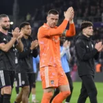 Colin Coosemans applaudisseert samen met ploegmaats op het veld.