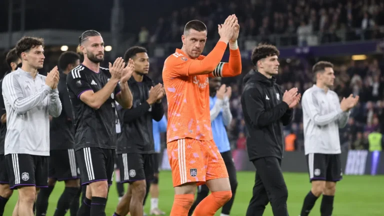 Colin Coosemans applaudisseert samen met ploegmaats op het veld.