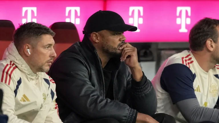 Vincent Kompany zit op de reservebank tijdens een voetbalwedstrijd.