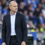 Jess Thorup volgt aandachtig de wedstrijd vanaf de zijlijn.