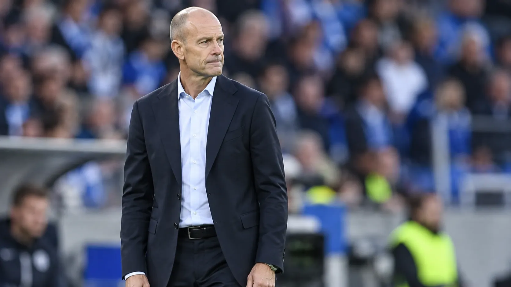 Jess Thorup volgt aandachtig de wedstrijd vanaf de zijlijn.