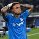 Noa Lang in het blauwe tenue van Napoli aan de zijlijn van een stadion.