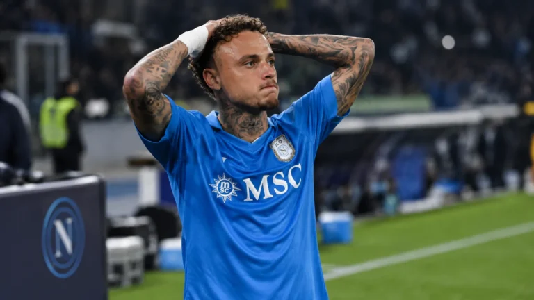 Noa Lang in het blauwe tenue van Napoli aan de zijlijn van een stadion.
