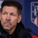 Een niet-spelende vertegenwoordiger van Atlético Madrid in een stadiongebonden persruimte.