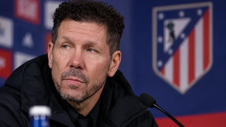 Een niet-spelende vertegenwoordiger van Atlético Madrid in een stadiongebonden persruimte.