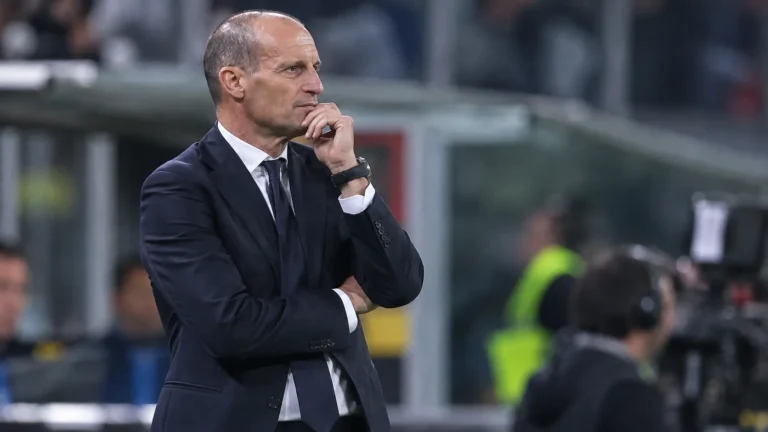 Massimiliano Allegri in pak langs de zijlijn na een wedstrijd van Napoli.