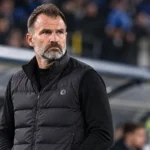 Ivan Leko in zwarte Club Brugge-kleding aan de zijlijn van het Jan Breydel-stadion.