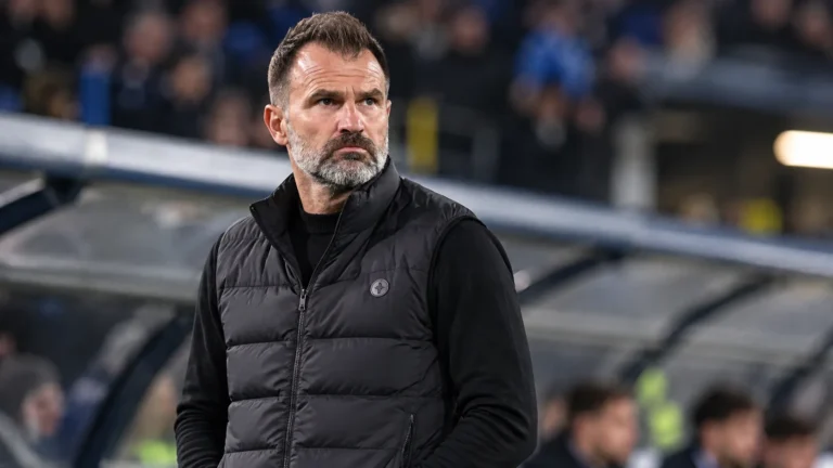 Ivan Leko in zwarte Club Brugge-kleding aan de zijlijn van het Jan Breydel-stadion.