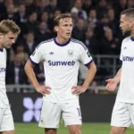 Drie Anderlecht-spelers in witte wedstrijdtenues tijdens een wedstrijd op het Kiel.