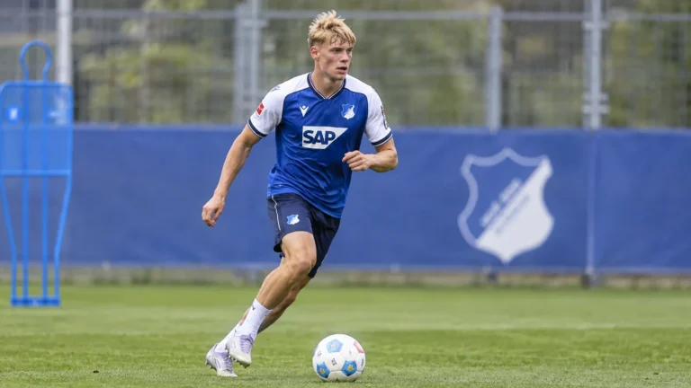 Nathan De Cat in het tenue van Hoffenheim tijdens een trainingsmoment op het veld.