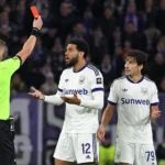 Scheidsrechter toont een rode kaart tijdens Beerschot-Anderlecht, met spelers in beeld.