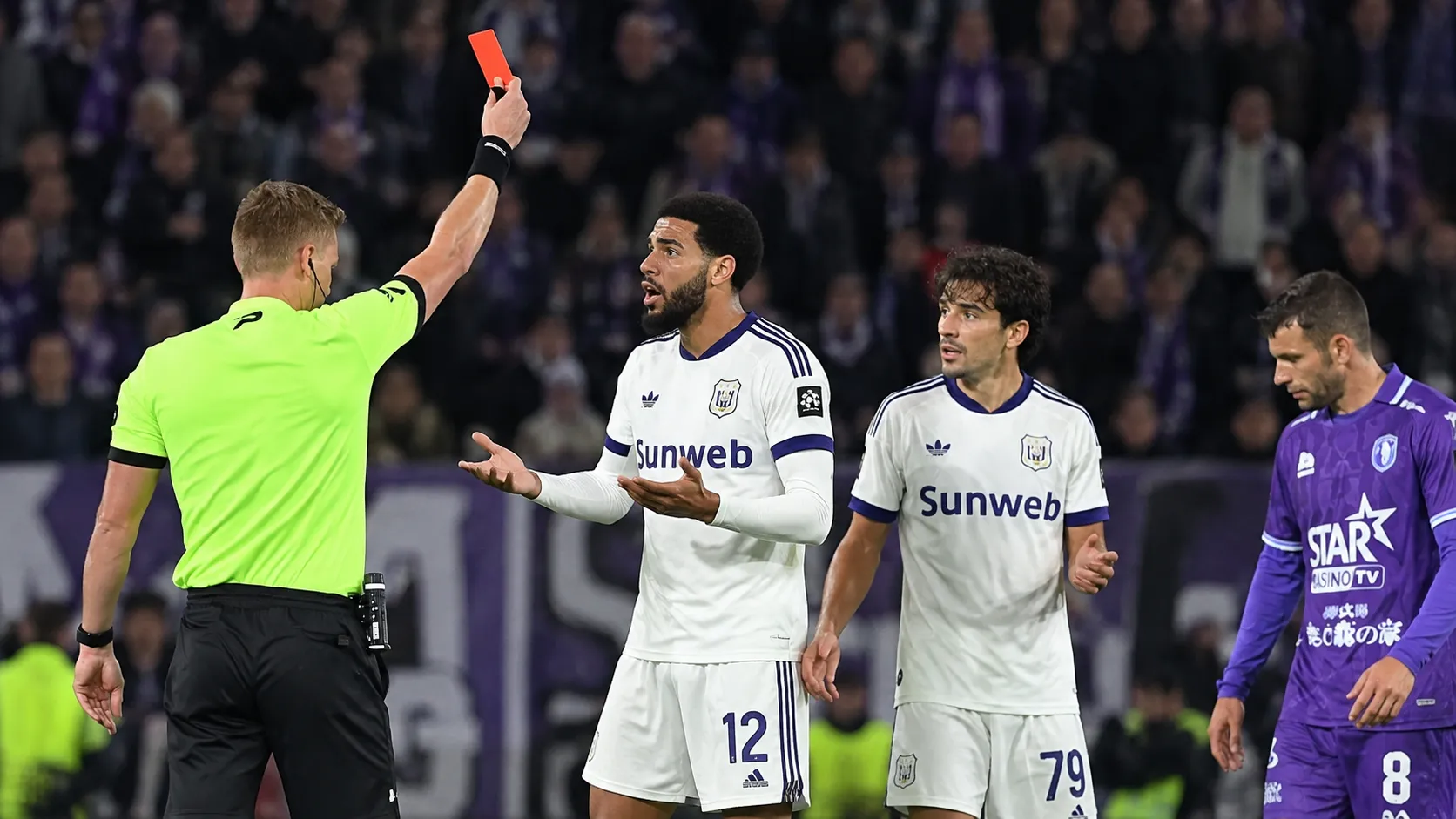 Scheidsrechter toont een rode kaart tijdens Beerschot-Anderlecht, met spelers in beeld.