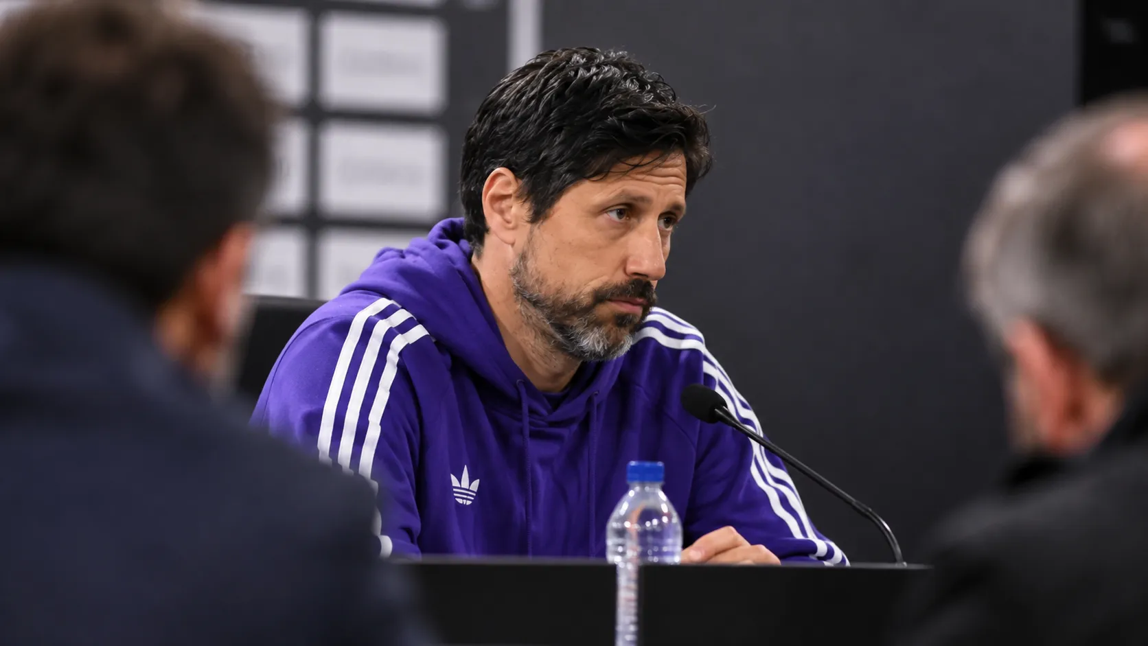 Vítor Bruno tijdens een persconferentie na een wedstrijd van Anderlecht.