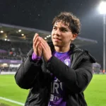Anas Haj Mohamed van Beerschot applaudisseert aan de rand van het veld na de wedstrijd.
