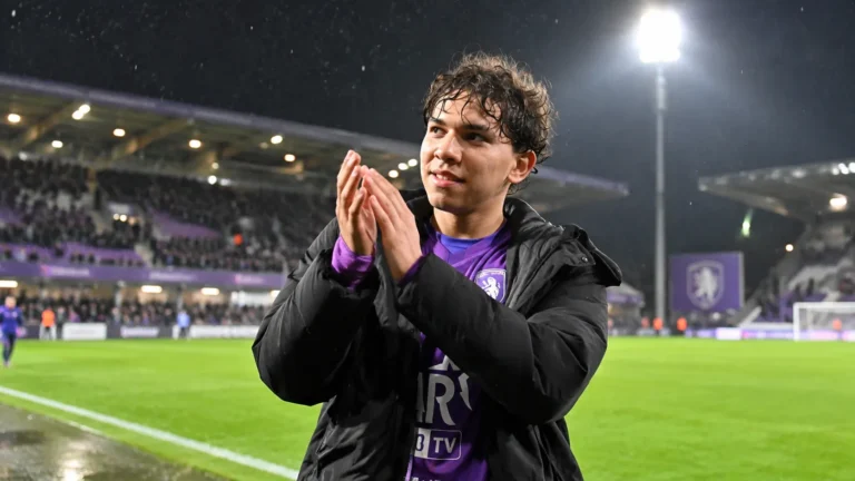 Anas Haj Mohamed van Beerschot applaudisseert aan de rand van het veld na de wedstrijd.