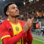 Myron van Brederode in zijn rood-gele wedstrijdshirt tijdens een rustig moment na de match.