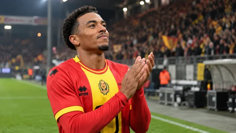 Myron van Brederode in zijn rood-gele wedstrijdshirt tijdens een rustig moment na de match.