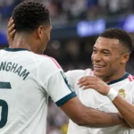Twee spelers van Real Madrid vieren samen een moment tijdens een wedstrijd.