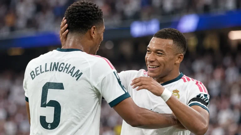 Twee spelers van Real Madrid vieren samen een moment tijdens een wedstrijd.