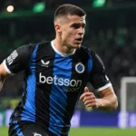 Nicolo Tresoldi in het blauw-zwarte shirt van Club Brugge tijdens een avondwedstrijd.