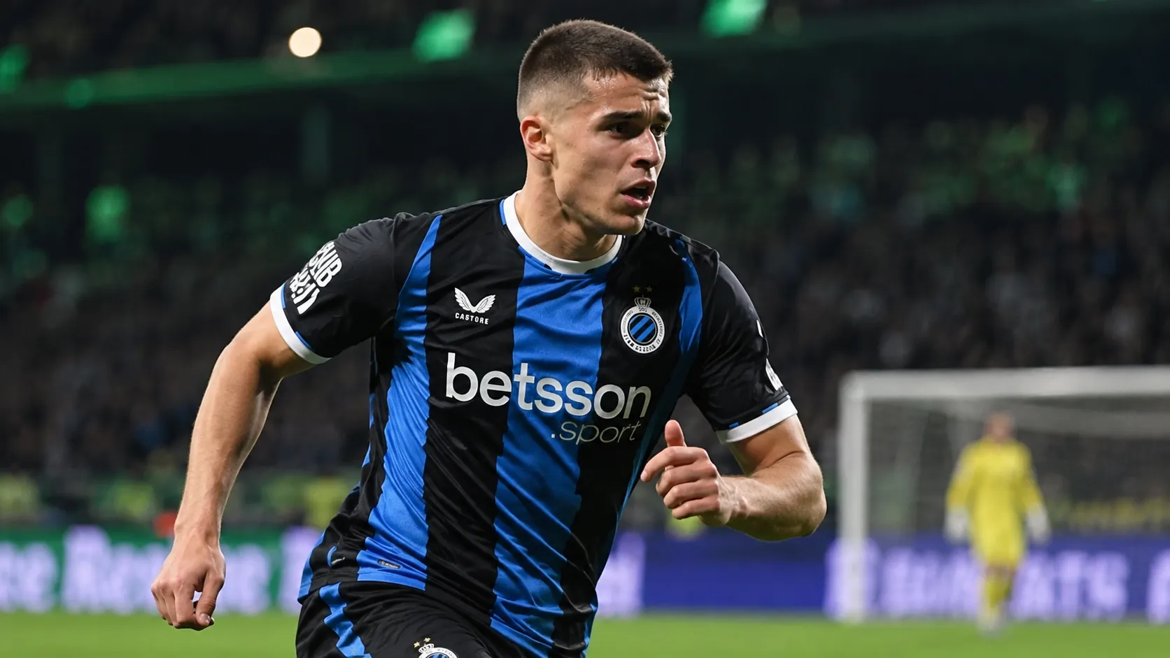 Nicolo Tresoldi in het blauw-zwarte shirt van Club Brugge tijdens een avondwedstrijd.