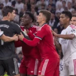Spelers van Real Madrid en Sevilla in een opstoot op het veld.