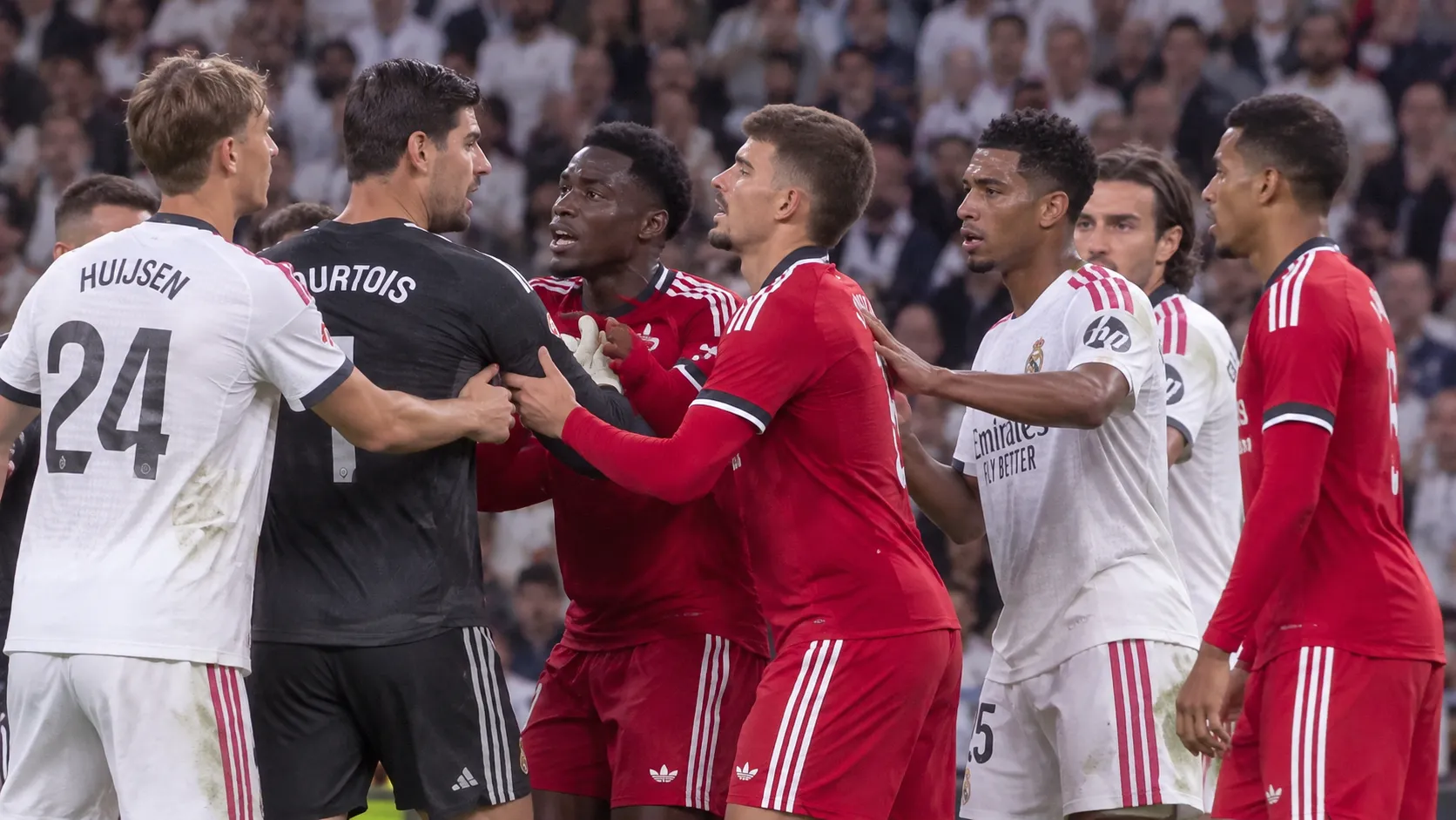 Spelers van Real Madrid en Sevilla in een opstoot op het veld.