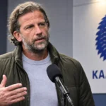 Rik De Mil spreekt in een stadioninterviewzone na een bekerwedstrijd.