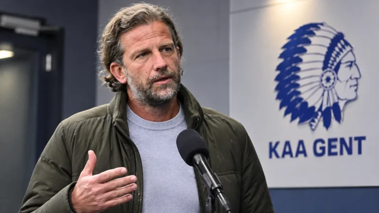 Rik De Mil spreekt in een stadioninterviewzone na een bekerwedstrijd.