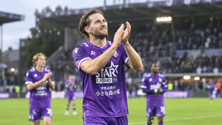 Mats Rits in paars Beerschot-tenue op het veld na de bekerwedstrijd.