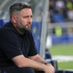 Lee Johnson zit teleurgesteld in de technische zone na een wedstrijd.