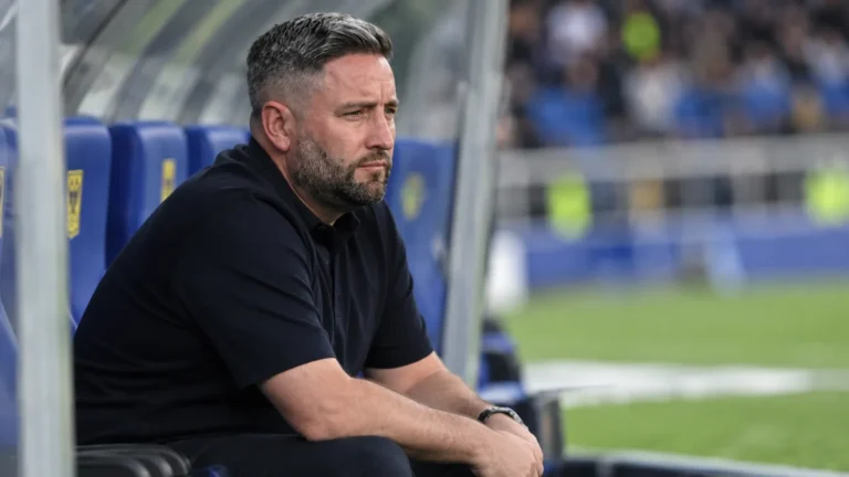 Lee Johnson zit teleurgesteld in de technische zone na een wedstrijd.