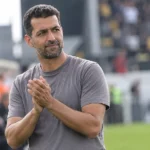 Mohammed Messoudi kijkt geconcentreerd naast het veld op het Kiel.