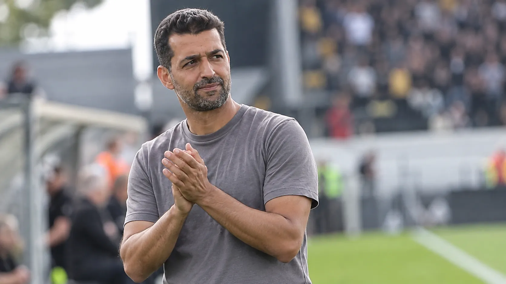 Mohammed Messoudi kijkt geconcentreerd naast het veld op het Kiel.