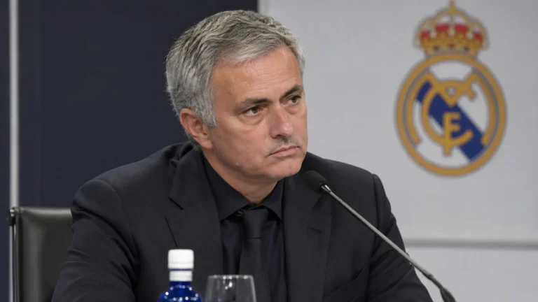 José Mourinho reageert tijdens een persconferentie van Real Madrid.