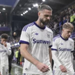 Léo Pétrot loopt na de wedstrijd met Anderlecht-ploegmaats van het veld.