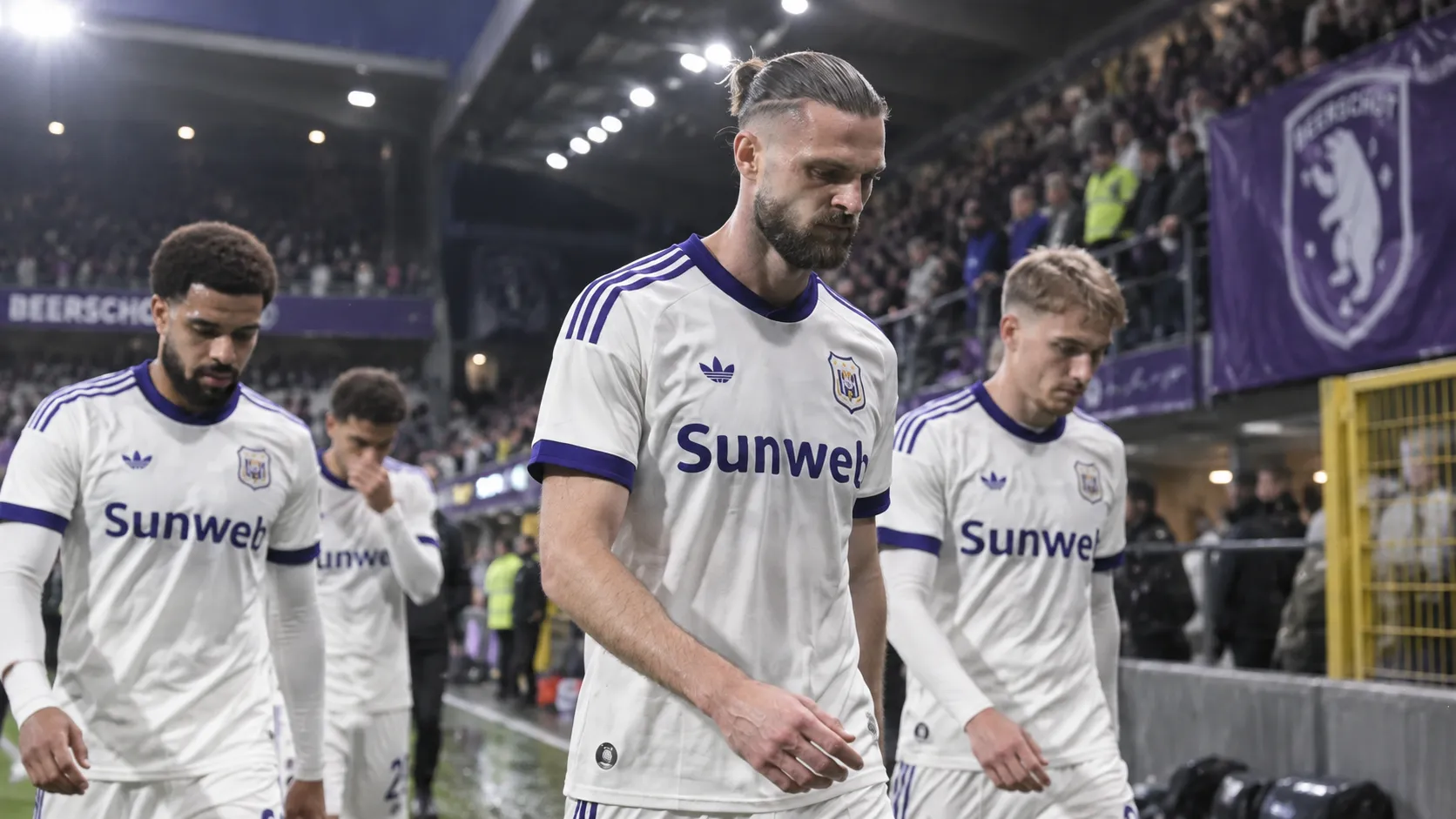 Léo Pétrot loopt na de wedstrijd met Anderlecht-ploegmaats van het veld.