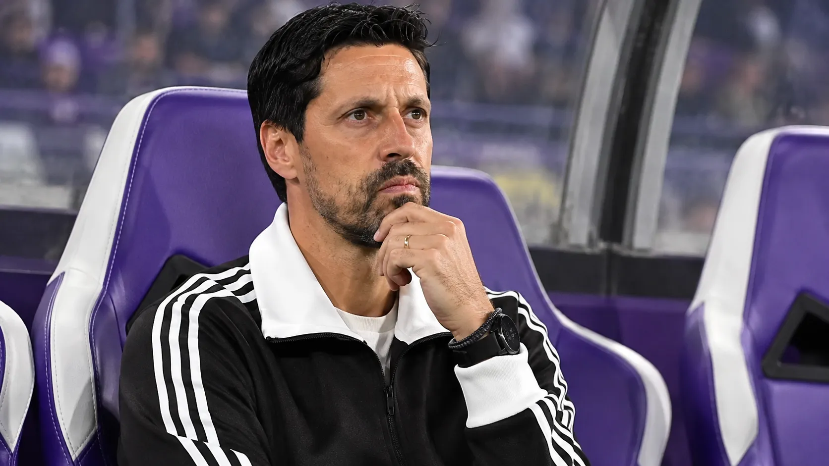 Vitor Bruno zit bedachtzaam in de dug-out van Anderlecht.