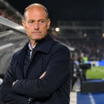 Jess Thorup staat geconcentreerd langs de zijlijn bij een KRC Genk-technische zone.