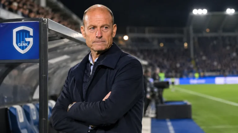 Jess Thorup staat geconcentreerd langs de zijlijn bij een KRC Genk-technische zone.