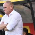 Fred Vanderbiest staat geconcentreerd langs de zijlijn bij KV Mechelen.